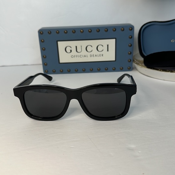 Authentic GUCCI GG0824S 005 square sunglass  black frame with grey lenses - Picture 10 of 13